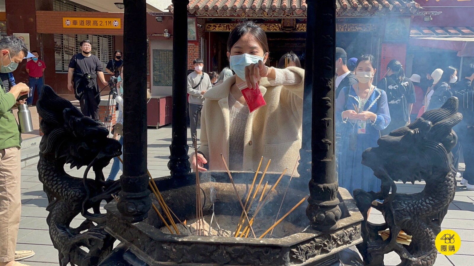 隨身攜帶的平安符或護身符可經常至正廟或大廟過爐加持。圖/486團購提供
