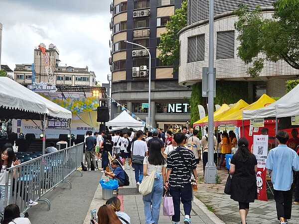 韓修和里長透露，東區商圈曾歷經一段「慘況」，空置店面達500間，還好我們挺過來了，現在已大復活。好房網News記者林和謙／攝