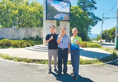 
7月31日是環球科技大學退場前最後1天上班日，學務長陳建宏（右起）、警衛大哥「班長」、教務長陳昶旭第1次、可能也是最後1次，在校門口留影合照當紀念。（周麗蘭攝）
