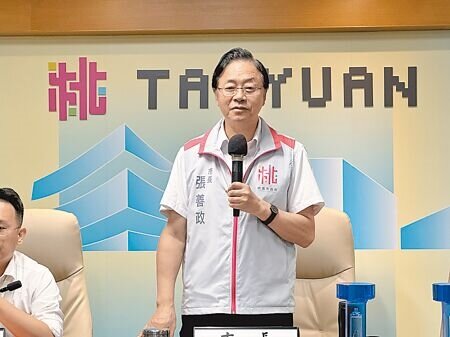 桃園市長張善政7月31日在市政會議宣布,桃市府將於8月成立都更專案辦公室,並祭出3大專案計畫加速舊城更新。(蔡依珍攝)