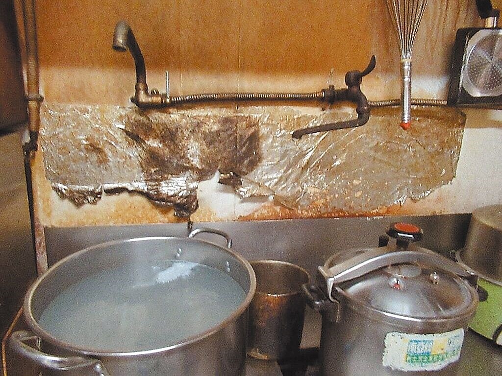 台南市南區某知名的杏仁豆腐冰店,遭民眾投訴環境髒亂,市府衛生局稽查發現店家廚房牆面不清潔,責令業者限期改善。(台南市政府衛生局提供/曹婷婷台南傳真)