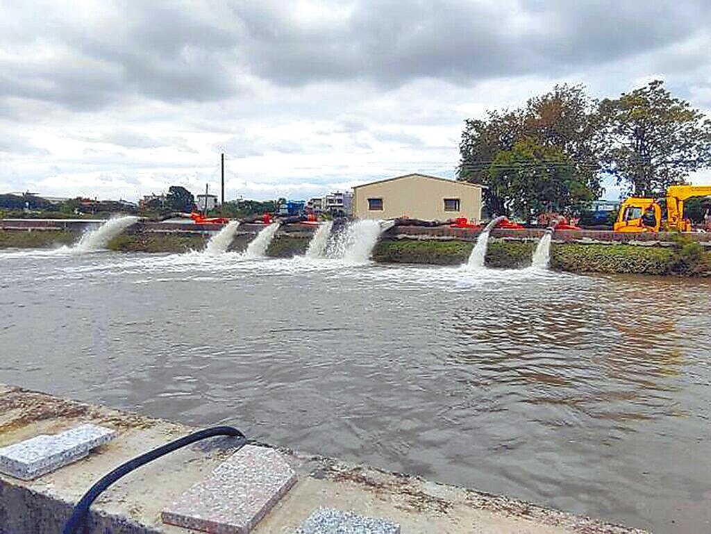 凱米颱風造成台南市麻豆區、安定區多處災情,市府水利局為改善淹水問題,將向中央爭取逾20億元治水經費。(水利局提供/洪榮志台南傳真)