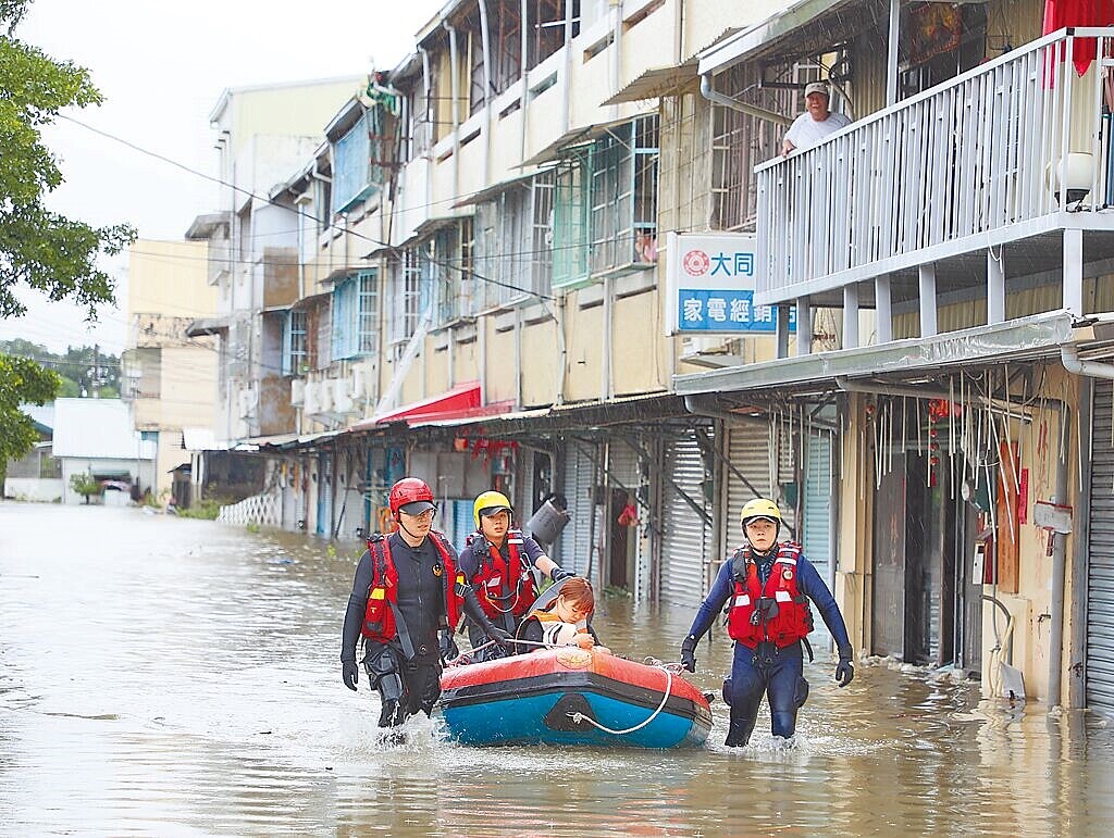 嘉義縣府7月31日宣布,凱米颱風淹水50公分以上家戶加碼發放慰助金每戶1萬元,未達50公分發放5000元,以減輕民眾風災損失。(嘉義縣政府提供/呂妍庭嘉義傳真)