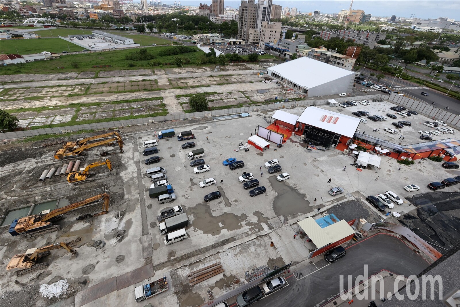 曾是高雄人氣景點的金銀島購物中心及布魯樂谷水上樂園，自2015年停業後萬餘坪土地閒置至今，南部在地建商邀新加坡國際建築師規畫，今天舉辦動土典禮，將開發成AI科技新貴聚落，成為南台灣最大單一造鎮案。記者劉學聖／攝影 