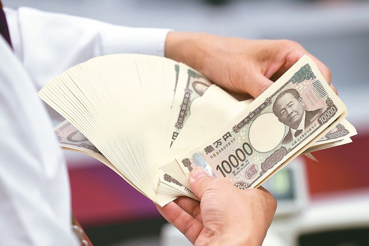 日本銀行(央行)31日宣布升息15個基本點,基準利率上調至約0.25%,國泰世華銀行首席經濟學家林啟超表示,日本升息比預期中來得快,且購債規模每季將減少4千億日圓,朝向貨幣政策正常化。本報資料照片