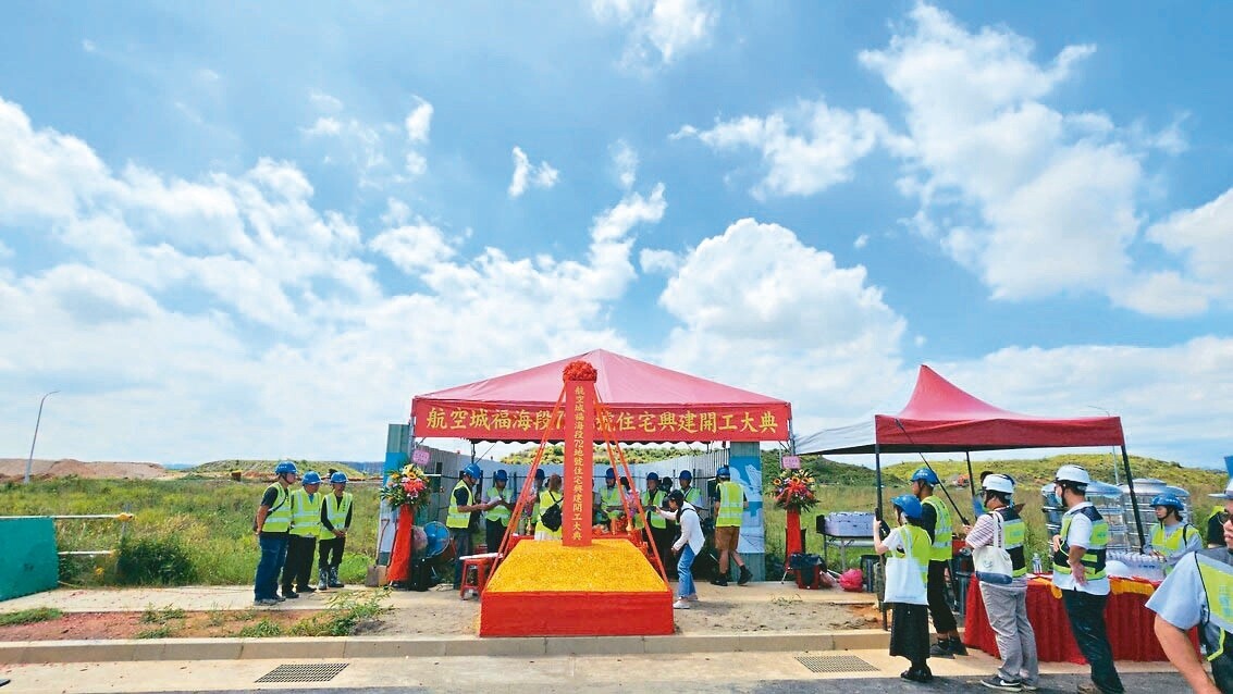 桃航空城第一個拆遷戶安置街廓蓋新家園昨天動工，周邊目前是大片安置街廓配地，沒有其他建築。記者鄭國樑／攝影 