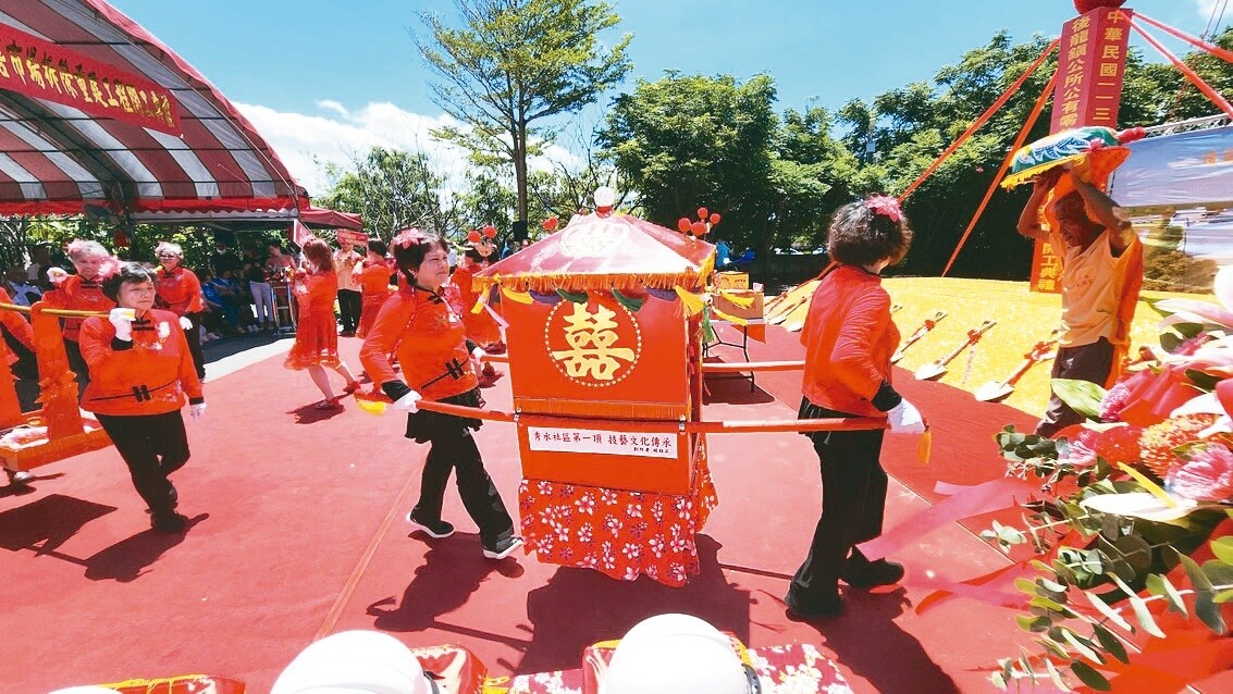 後龍第二公有零售市場「異地重建」昨動土，安排「素蘭要出嫁」陣頭表演。記者胡蓬生／攝影 