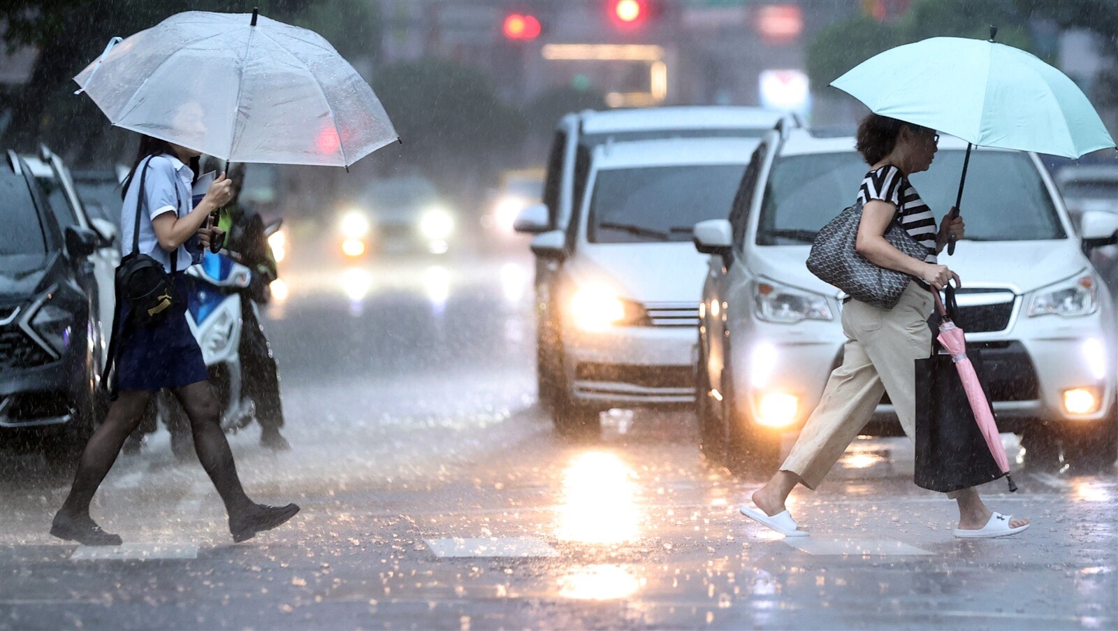 未來1周屬於高溫炎熱、午後雷陣雨的天氣型態，周末開始水氣增加，降雨區域擴大，苗栗以南有局部短暫陣雨，持續到下周三前整天都有降雨機率。聯合報系資料照 