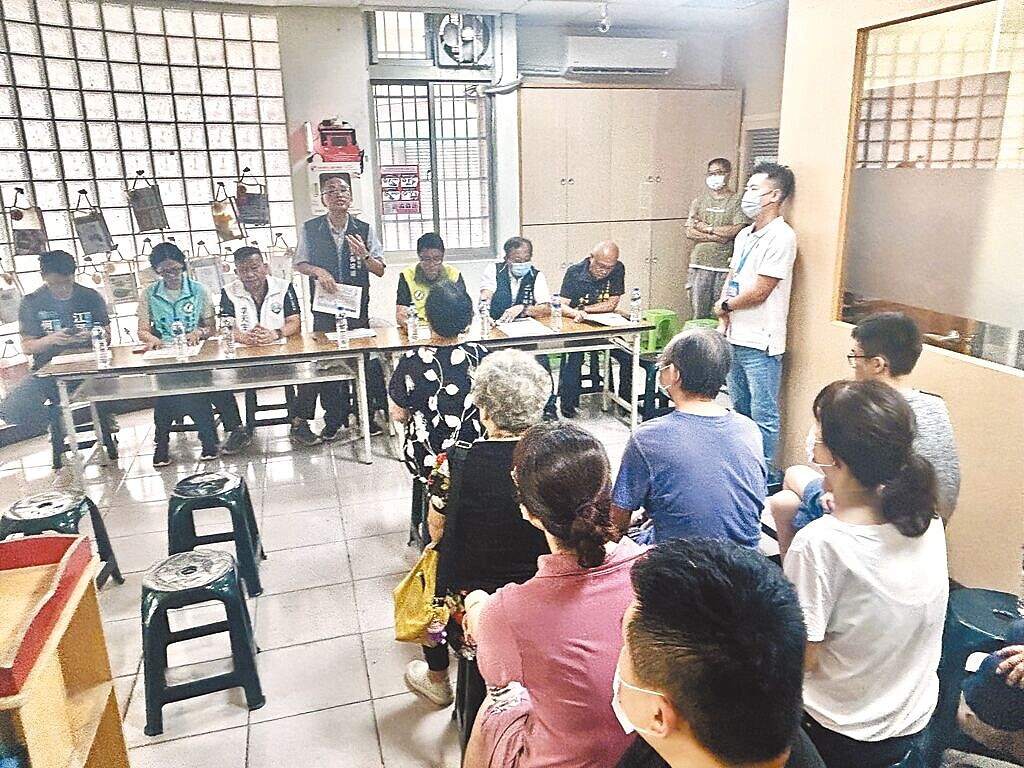 台中市霧峰老街路面破損,採用現代柏油或傳統紅磚方式修補,引起爭議,霧峰區公所7月30日針對民權街部分召開說明會。(李天生提供/馮惠宜台中傳真)