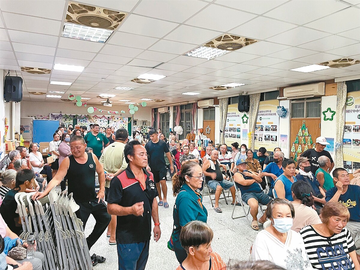 花蓮秀林鄉和平村克尼布部落31日晚間開部落會議,族人踴躍出席,幾乎多對蘇花安投下同意票。圖/蘇花改工程處提供