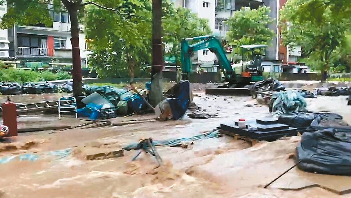 台北市今年7月下起暴雨，導致信義區多處積、淹水超過15公分。圖／信義區六合里長陳盈如提供