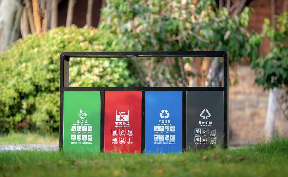 沙河口區南沙河口街道某社區城管專幹孫某「指尖上的形式主義」,將原本社區中應該要清理的垃圾用修圖軟體P掉。圖/取自大象評論