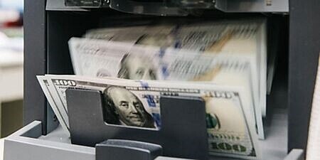 各壽險積極拉高宣告利率,主要是為了「搶現金」大作戰,因應美元保單解約金需求,在強力推動下,利變保單銷售升溫。圖∕本報資料照片