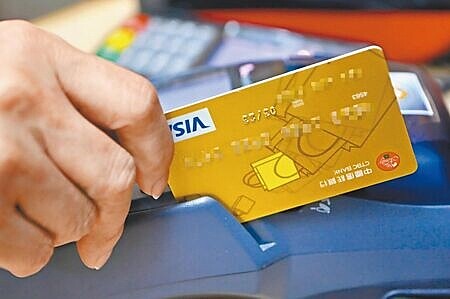 暑假旅遊旺季,銀行信用卡的海外簽帳金額明顯成長。圖∕本報資料照片