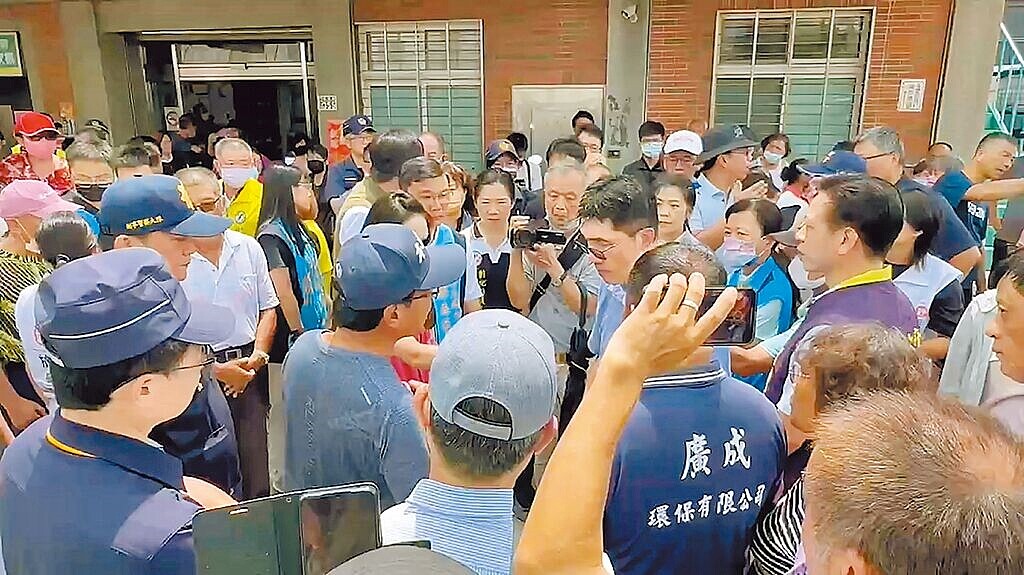 彰化縣政府工務處等單位昨到鹿港鎮頂番里會勘淹水災情,近百位居民及沿線工廠業者到場怒吼、要求究責。圖/民眾提供、孫英哲彰化傳真