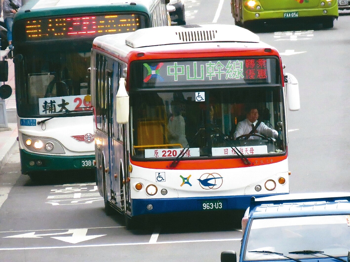 台北市公車駕駛員缺額接近1500人，未來屆齡退休駕駛員愈來愈多，公車業者恐鬧駕駛荒。圖／聯合報系資料照 