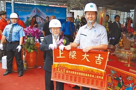 台中「漢神洲際購物廣場」1日舉辦上梁典禮，國揚集團創辦人侯西峰（前排右二）宣告2025年11月一定開幕營運。（馮惠宜攝）