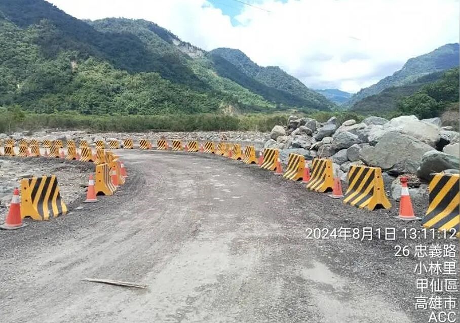 施工廠商日夜搶修,公路局甲仙工務段宣布,2日上午9時開放5噸以下小型車通行。圖/甲仙工務段提供