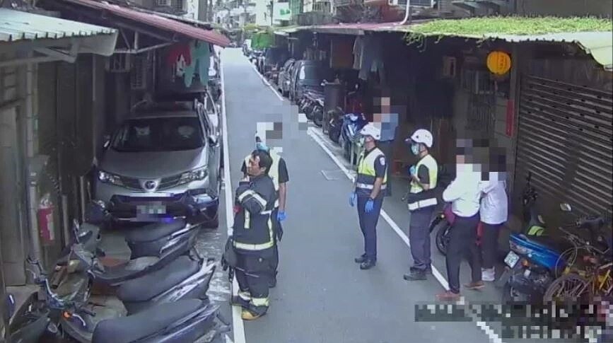 新北市三重區永安北路一段一棟社區大樓3樓，下午天花板突然坍塌，消防獲報到場協處，所幸沒人受傷。記者曾伯愷／翻攝
