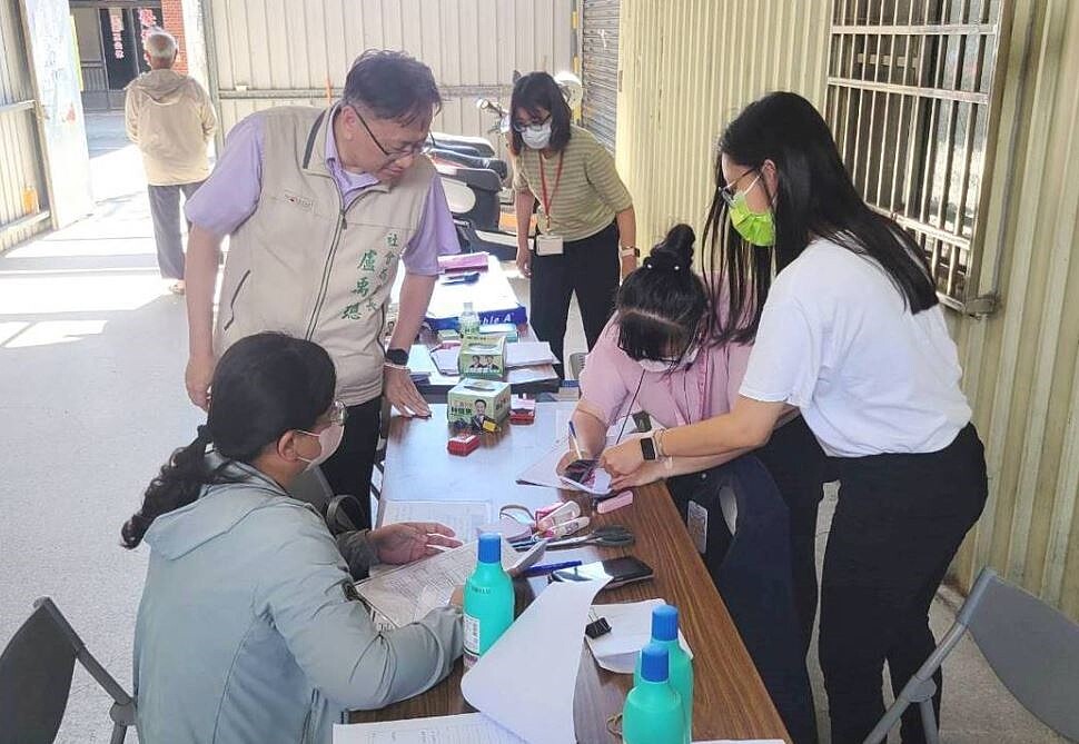 台南市社會局長盧禹璁前往區公所了解受理申請案處理情形。圖／台南市社會局提供
