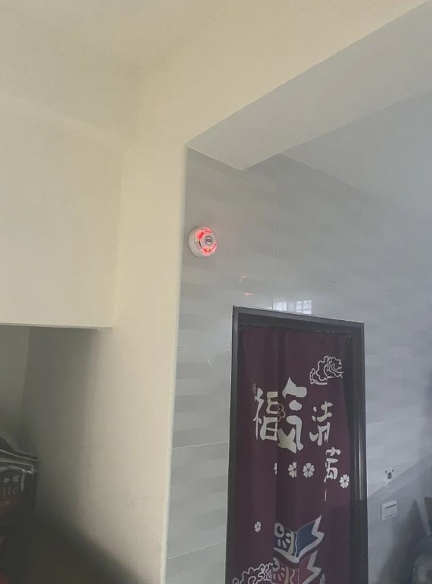 桃園龍潭區中興路63巷,上午7時許1名婦人煮飯後忘記關瓦斯,逕自出門辦事,導致食物煮到燒乾產生大量濃煙,住警器發出巨大聲響,隔壁鄰居嚇到趕緊報警。圖/桃園消防第四大隊提供