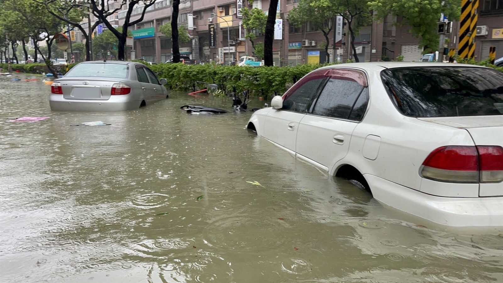 凱米颱風帶來大量雨勢，讓整個高雄市區幾乎都泡在雨中。記者劉學聖／攝影 