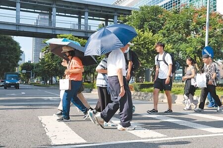 
交通部公布1至5月交通事故數據，行人死亡仍然增加，高齡者占逾7成最多。圖為長輩步行通過人行道示意圖。（鄧博仁攝）
