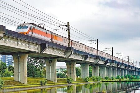 
交通部長李孟諺日前拋出高鐵延伸台東願景，未來是否有機會完成「環島高鐵」？李孟諺2日說明，宜蘭延伸到花蓮目前觀察難度相當高。圖為宜蘭市鐵路高架路段。（本報資料照片）
