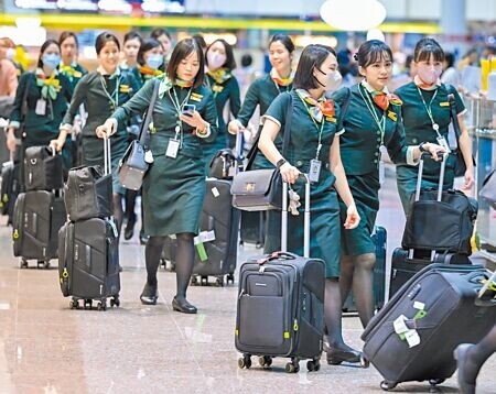 
台灣航空公司長年限制女性空服員只能穿裙裝，不能穿褲裝，遭質疑性別歧視。示意圖為穿著裙裝的空服員。（本報資料照片）
