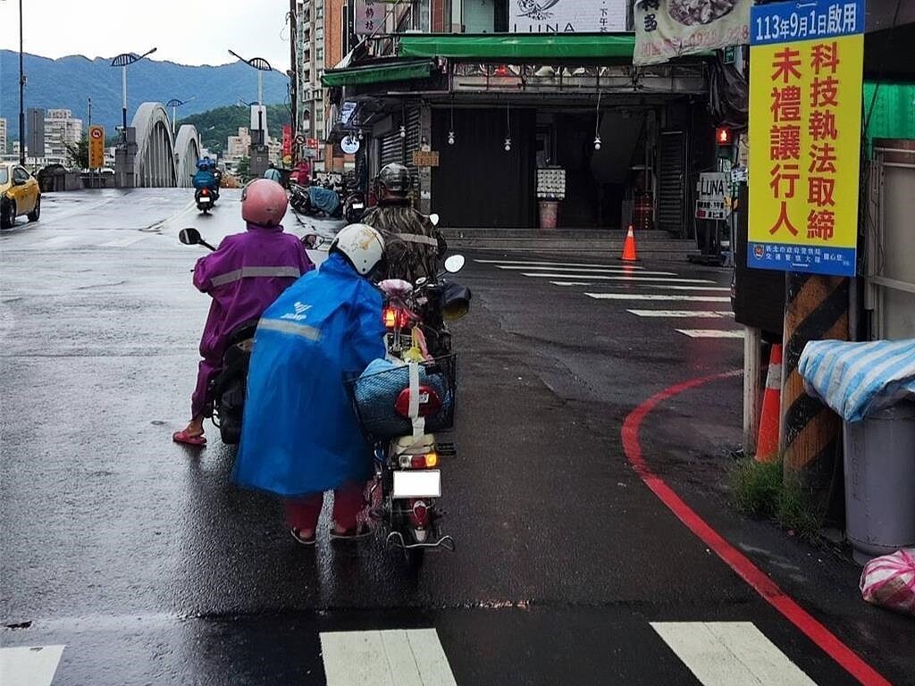 三峽區文化路、民生街口將增設不停讓行人科技執法，預計9日1日正式上路。（警方提供）