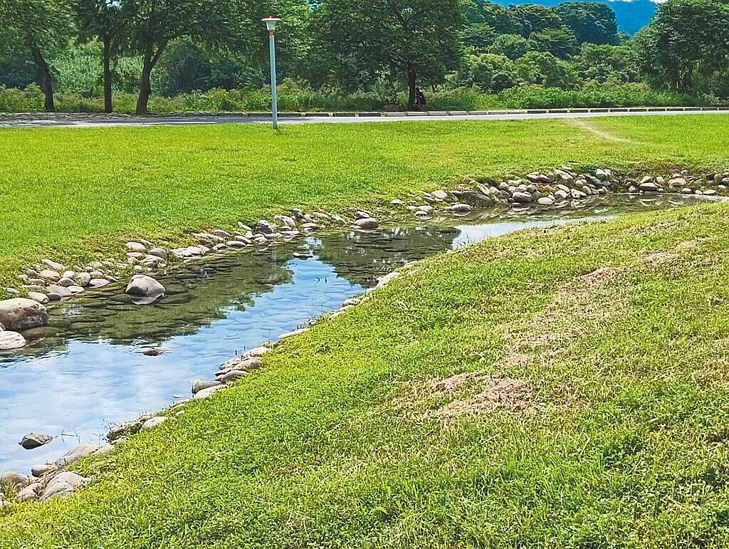 新北市審計處報告指出，新店親情河濱公園人工溪流大腸桿菌檢驗值超標58倍，水利局回應，2023年8月26日開放前檢測大腸桿菌數值超標，已檢討維護管理機制，目前已符合規定。（新北市水利局提供／陳慰慈新北傳真）