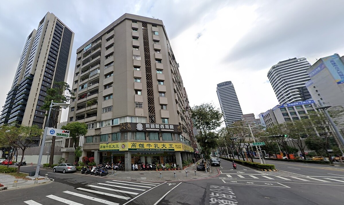 低價蛋黃宅!804萬住近「高雄牛乳大王」 原屋主積欠「這費用」淪法拍 南高雄屋齡45年的「愛禮大廈」6樓戶淪落法拍市場,原因是屋主積欠管理費,該棟一樓三角窗正是知名地標「高雄牛乳大王中華店」。圖/截自Google Map