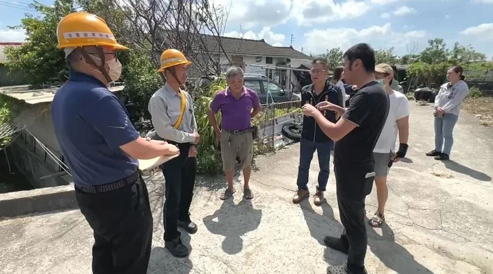 苗栗縣苑裡鎮山柑里一帶1日晚6點左右突然停電，不料恢復供電後，不少用戶家中的冷氣、冰箱、電熱水器等設備紛紛受損無法使用，今天台電派員逐戶查看。圖／民眾提供
