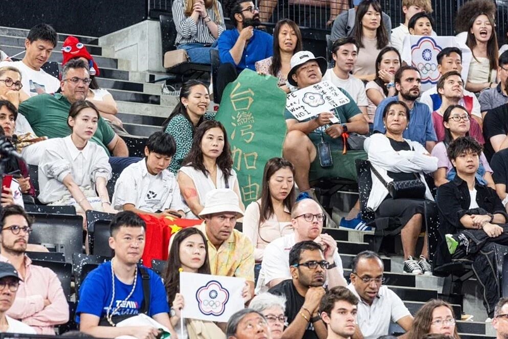 台灣球迷楊芷芸高舉台灣加油海報遭到陌生男子搶走。特派記者季相儒／攝影
