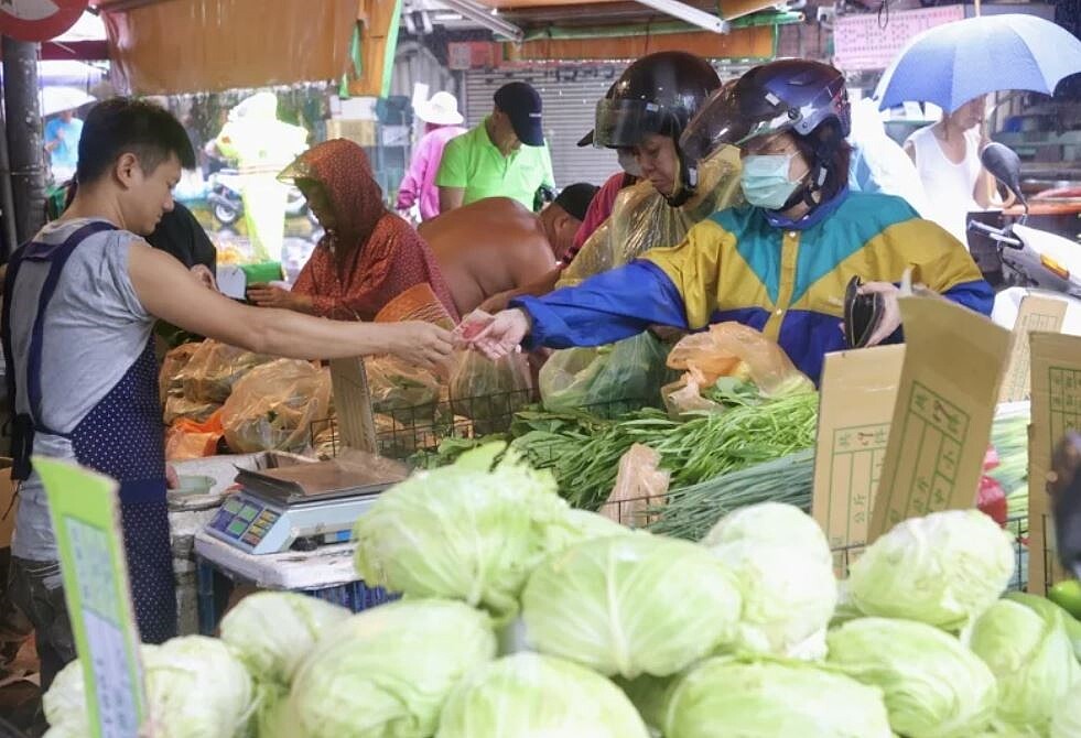 受到凱米颱風及西南氣流豪雨影響,中南部蔬菜產地仍不足,台北市市場處啟動第二波平價作業。聯合報系資料照