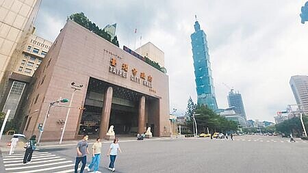 
台北市環保局從2021至2023年度編列經費2155萬元，用於公共場所室內空氣品質巡檢檢測、推動室內空品自主管理標章等項目。（黃敬文攝）
