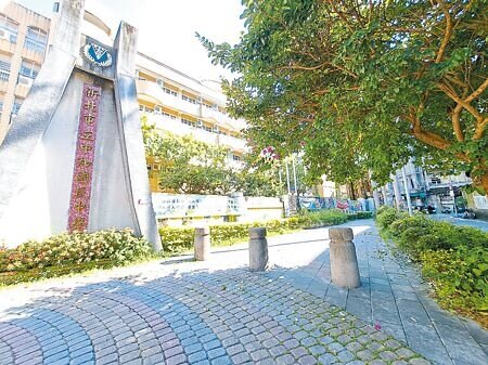 新北市中和區中和國中校門口,兩側行人道花圃被民眾認養整理。(予菱攝)