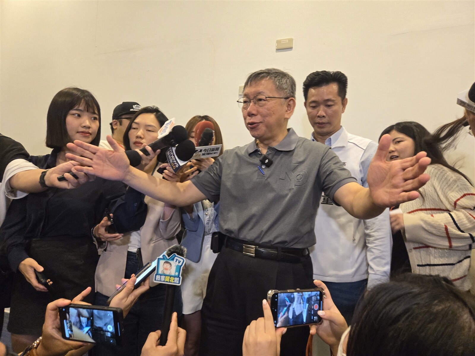 民眾黨主席、台北市前市長柯文哲今天上午到高雄展覽館，出席台灣民眾黨第二屆黨代表大會。記者王勇超／攝影 