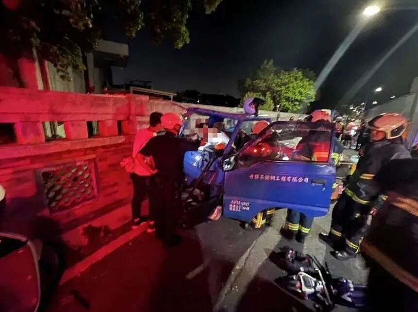 台北市士林區南安社宮廟3日晚8時許在社子島進行繞境活動時,有貨車撞牆波及到民眾,目前共有6男2女受傷。圖/讀者提供