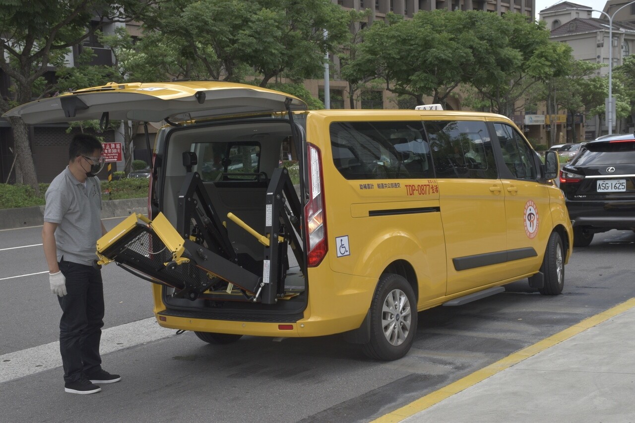 無障礙計程車司機成了長照新藍海，可以照顧家人，也能助人吸引物流車等司機「轉型」投入長照市場。圖／聯合報系資料照片 