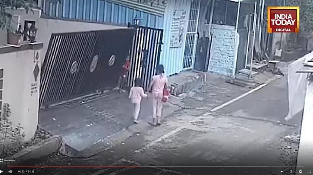 印度一名3歲半女孩慘遭脫軌的鐵門砸死。取自印度時報影片