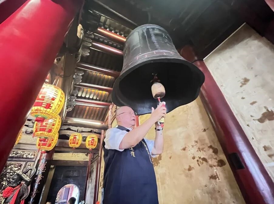 今夜子時即將迎來農曆7月鬼門開,嘉義縣新港奉天宮董事長何達煌封鐘鼓。記者黃于凡/攝影