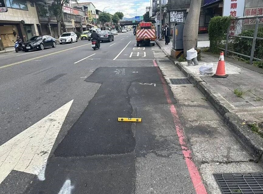 台電開挖樹林區佳園路3段40號，臨時路面重鋪高低差過大有影響行車安全之虞遭養工處開罰。圖／新北市養工處提供
