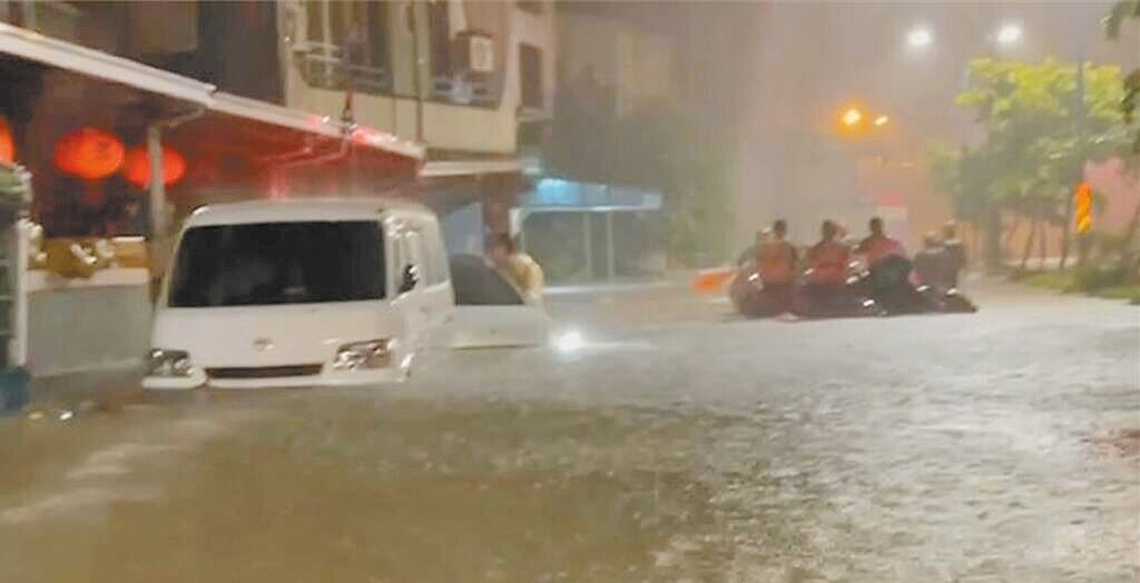 7月25日凱米颱風造成嘉義市湖子內低漥地區淹水半樓高，市消防局出動救生艇救援民眾。（嘉市消防局提供）