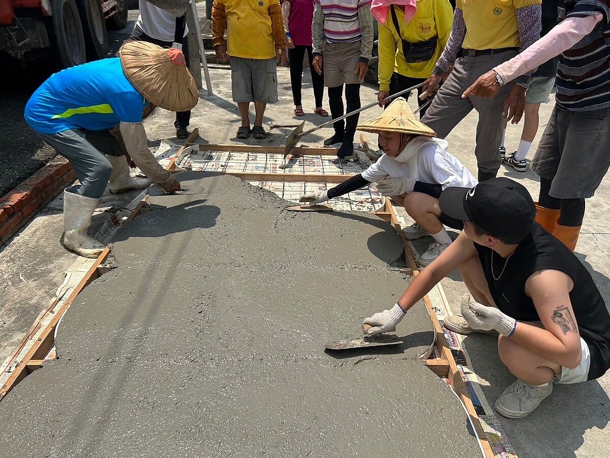 台南市都發局的築角競賽在9個社區熱烈展開，社區居民與大學生協力，讓閒置空間成亮點。圖／南市都發局提供