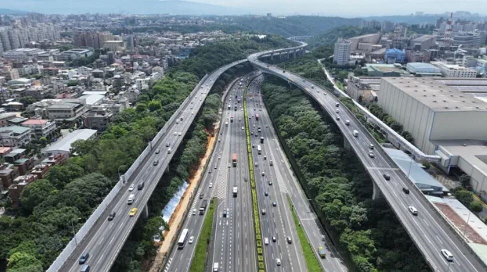 林口輕軌粗估運量達標，可望列為優先路網。圖為林口交流道改善工程現場施工狀況。聯合報資料照片
