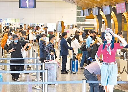 
我國旅遊逆差去年創新高，反映入境冷、出國熱的現況。圖為出國旅客在排隊辦理登機報到手續。（陳麒全攝）

