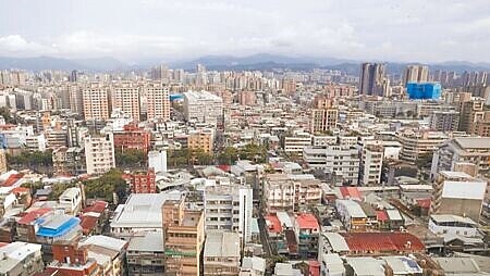 
台北市有7成房屋屋齡超過30年，北市建管處、都更處提供公寓大廈維護修繕、都市更新整建維護補助，不過，市議員曾獻瑩發現，許多社區根本不知道有補助，去年總申請件數僅45件，質疑市府宣傳不足。（本報資料照片）
