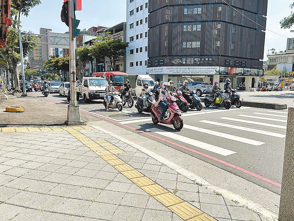 台中市各大路口停等紅燈秒數過長,行人和機車騎士中暑風險大增。(陳俞融提供/陳淑娥台中傳真)