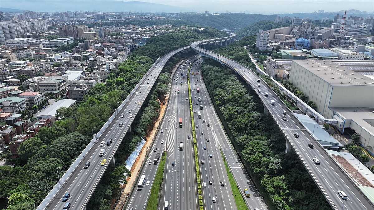 林口輕軌粗估運量達標，可望列為優先路網。圖為林口交流道改善工程現場施工狀況。聯合報系資料照